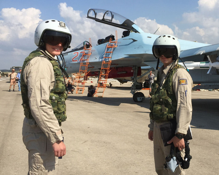 Ngày 30/9/2015, Nga bắt đầu mở chiến dịch quân sự chống IS tại Syria theo lời đề nghị của Tổng thống Syria Bashar al-Assad. Ảnh: Các phi công Nga chuẩn bị lên chiến đấu cơ Su-30 làm nhiệm vụ tại căn cứ không quân Hmeymim, Syria.