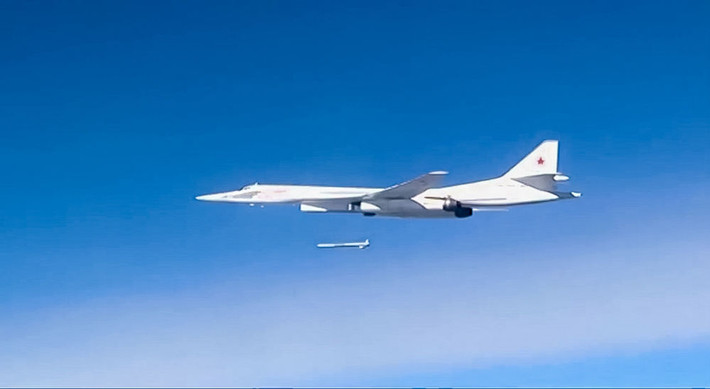 Máy bay ném bom chiến lược Tu-160 của Nga nã tên lửa hành trình X-555 nhằm vào căn cứ của nhóm IS tại Syria.