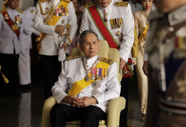 Nhà vua Bhumibol rời bệnh viện Siriraj ngày 5/12/2010.