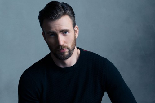 Đôi mắt và kiểu tóc khác biệt tạo nên nét cuốn hút của nam diễn viên Chris Evans.