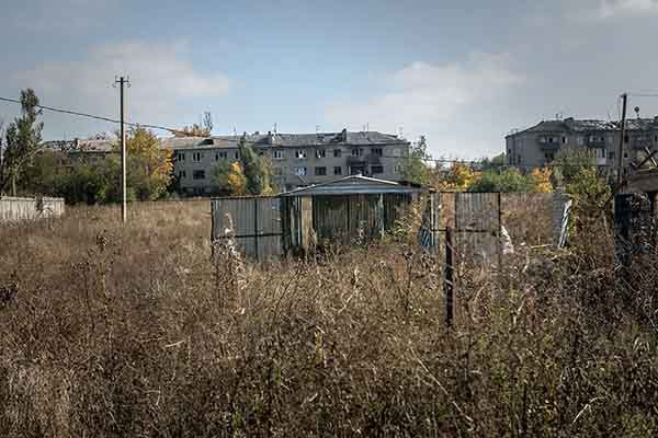 Một tòa nhà chung cư bị phá hủy tại thị trấn Pisky giàu có một thời ở vùng ngoại ô Donetsk. Ngoài binh sĩ chính phủ Ukraine, có hai cư dân duy nhất đang sống trong thị trấn này là Anatoly và Svetlana, 70 tuổi.