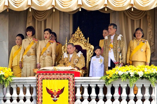 Hoàng gia Thái Lan trong lễ mừng thọ lần thứ 85 của Quốc vương Bhumibol Adulyadej. Ảnh: AP