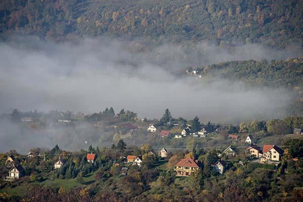 Khung cảnh mờ ảo ở thành phố Pecs, Hungary. Ảnh: EPA.