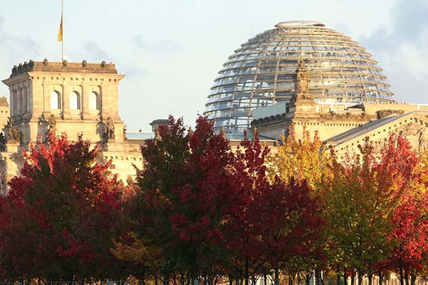 Nắng vàng rực rỡ mà không gay gắt ở thủ đô Berlin, Đức, khi tiết trời chuyển sang thu. Ảnh: Getty Images.