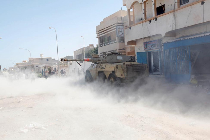 Khói bụi mù mịt trên đường phố thành phố Sirte, Libya.