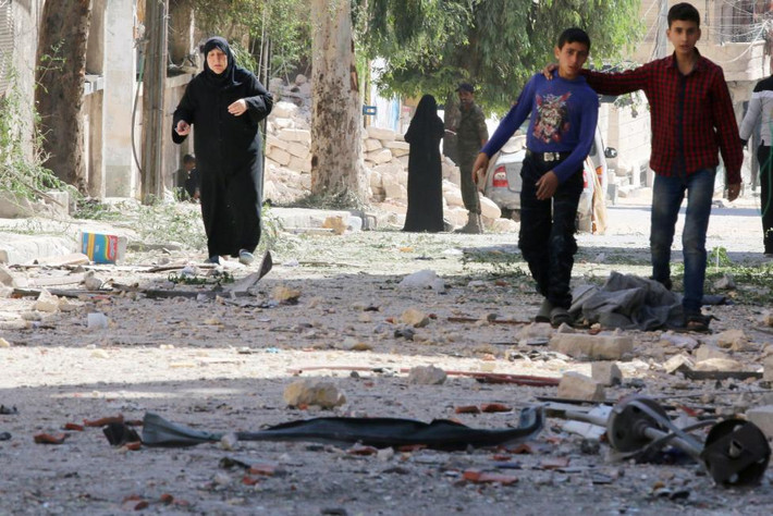 Đường phố đầy gạch vỡ ở khu Seif al-Dawla, Aleppo.