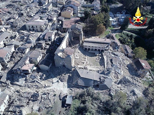 Trận động đất ở Italy với cường độ mạnh 6,6 độ Richter đã làm rung chuyển miền trung nước này sáng sớm ngày 30/10. Ảnh: Một ngôi làng ở Amatrice bị phá hủy sau động đất. (Nguồn: EPA).