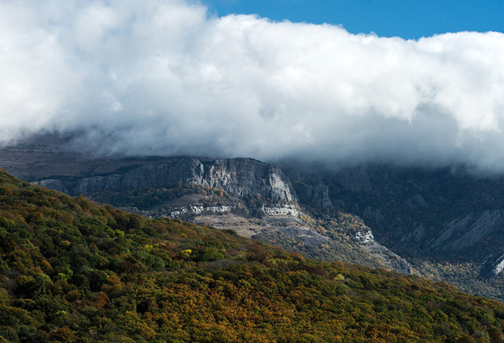 Cảnh sắc trời thu ở Crimea đẹp lạ thường vào thời điểm giao mùa. Ảnh: Cảnh vật ở khu vực gần làng Nizhnyaya Kutuzovka, Crimea, như được khoác bộ áo mới khi mùa thu tới.