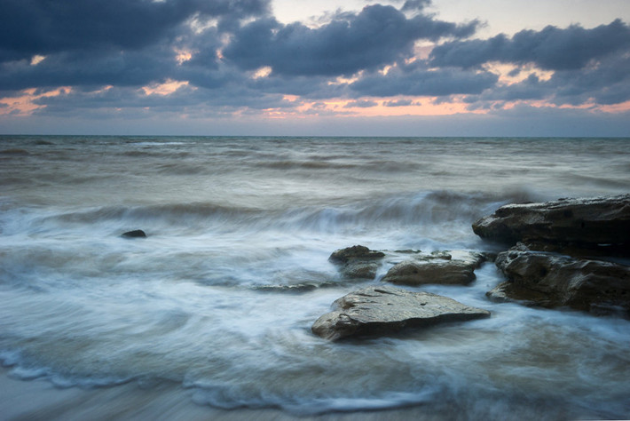 Biển Đen cuồn cuộn sóng lúc mặt trời lặn ở thành phố Bakhchisarai, Crimea.