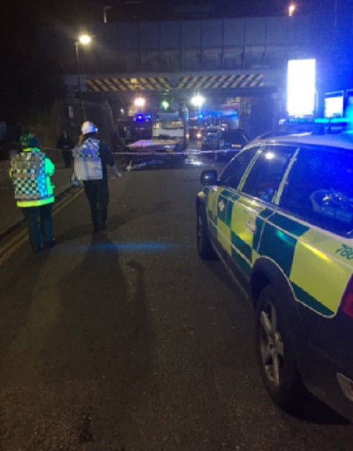Cảnh sát phong tỏa khu vực vừa xảy ra vụ tai nạn xe buýt ở London. Ảnh: RT.