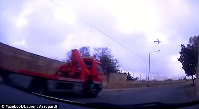 Báo Daily Mail (Anh) mới đây đăng tải đoạn video và những hình ảnh được cho là ghi lại khoảnh khắc cuối cùng chiếc máy bay chở quan chức EU rơi xuống đất và bốc cháy như quả cầu lửa ở Malta. Ảnh: Facebook/Laurent Azzopardi.