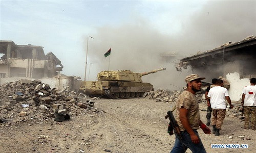 Khói bụi mù mịt trong cuộc giao tranh giữa các lực lượng Libya và tổ chức khủng bố IS tại thành phố Sirte hôm 14/10. Ảnh: News.cn.