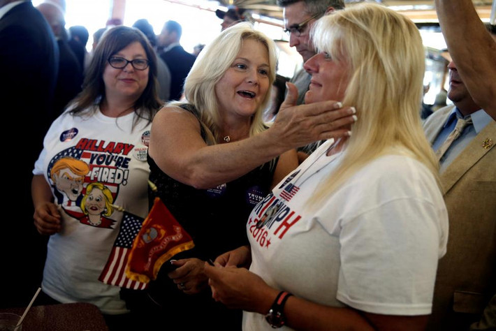 Tracy McCullough bật khóc trong niềm vui sướng sau khi được ôm ứng viên tổng thống Donald Trump.