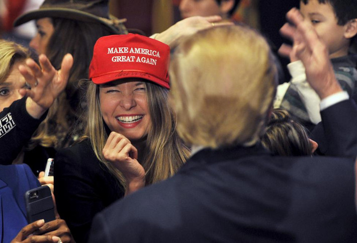 Cô gái cười tươi khi đứng trước tỷ phú Trump trong cuộc vận động tranh cử của ông tại thành phố Las Vegas, bang Nevada, ngày 21/1/2016.