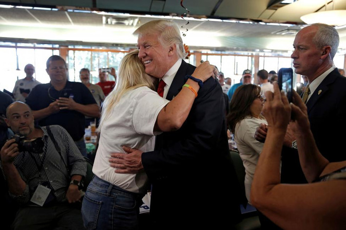 Tracy McCullough ôm chầm lấy tỷ phú Trump tại Dundalk, Maryland, ngày 12/9/2016.