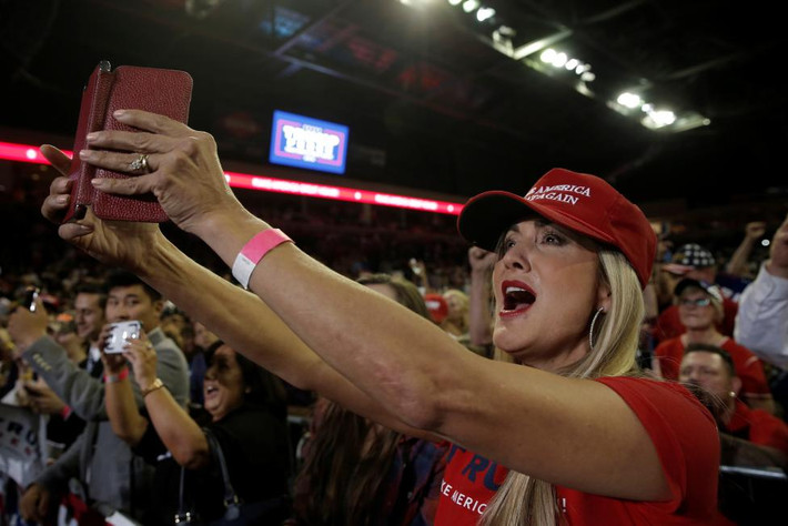 Một cô gái ghi lại hình ảnh ứng viên Donald Trump tại chiến dịch tranh cử của ông ở Prescott Valley, bang Arizona, ngày 4/10/2016.