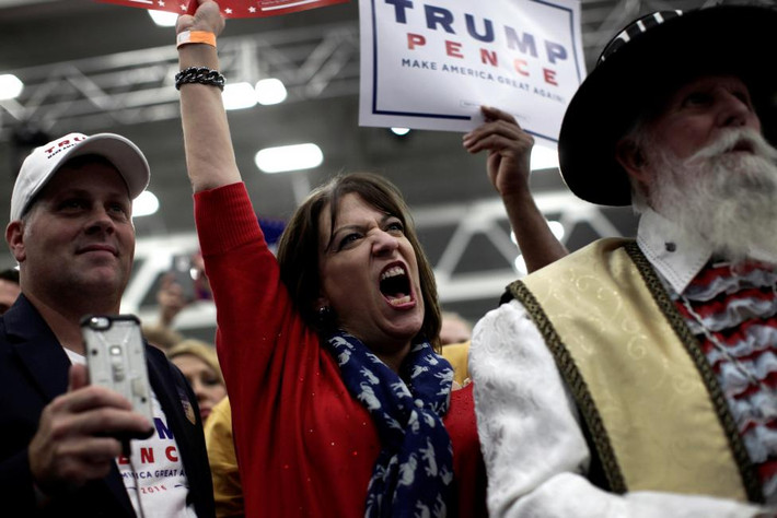 Một phụ nữ ủng hộ cuồng nhiệt ứng viên Donald Trump trong cuộc vận động tranh cử của ông tại Manheim, Pennsylvania, ngày 1/10/2016.