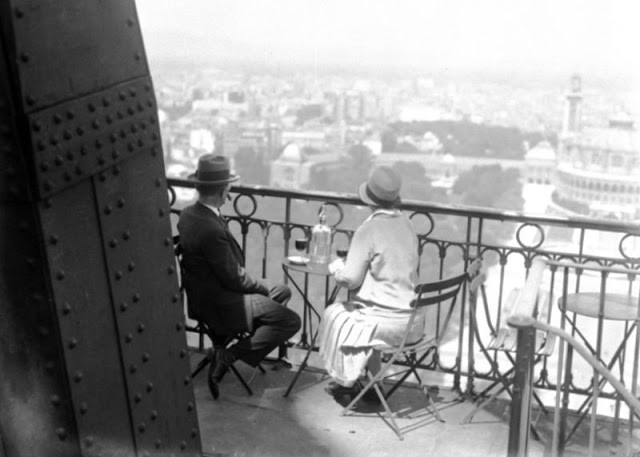 Một cặp đôi ngồi uống rượu và ngắm cảnh năm 1928.