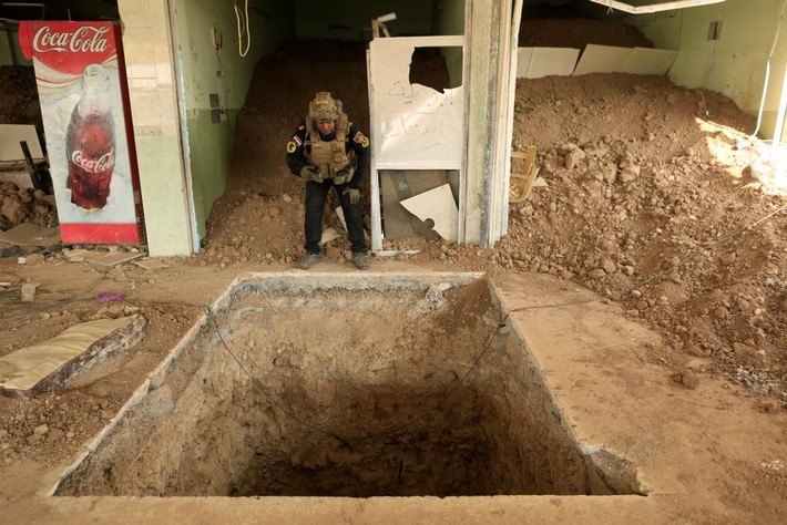 Binh sĩ Iraq đứng trước lối vào một được hầm trong nhà hàng từng được tổ chức khủng bố IS sử dụng ở Bazwaia hôm 27/10.