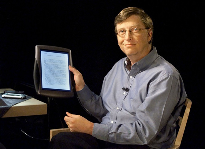 Thu nhập hàng năm của Bill Gates vào khoảng 82 tỷ USD.