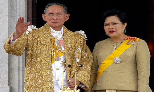 Quốc vương Thái Lan Bhumibol Adulyadej đã băng hà vào chiều 13/10 sau thời gian bệnh nặng, để lại niềm thương xót vô hạn trong lòng người dân nước này. Ảnh: Quốc vương Bhumibol Adulyadej và Hoàng hậu Sirikit vẫy tay chào mọi người trong buổi lễ kỷ niệm 60 năm ngày đăng cơ tại thủ đô Bangkok hôm 9/6/2006.