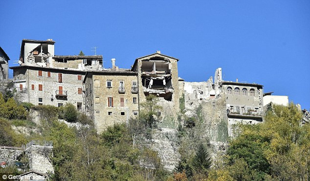 Những ngôi nhà trên sườn đồi ở Arquata del Tronto cũng bị hư hại nặng. Ảnh: Getty Images.