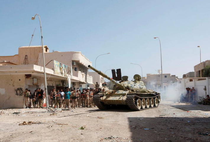 Một chiếc xe tăng của lực lượng Libya chuẩn bị bước vào cuộc giao tranh với nhóm IS ở Sirte hôm 22/9.