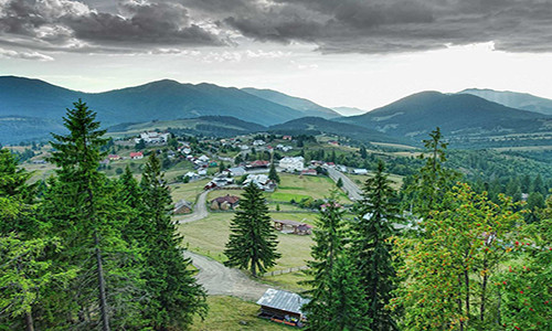 Thị trấn Bucovina ngăn cách hai quốc gia Romania và Ukraine có nhiều tu viện và nhà thờ. Du khách đến đây sẽ có cơ hội chiêm ngưỡng những bức bích họa có niên đại hàng trăm năm.
