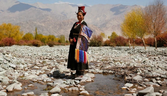 Tsewang Dolma, 33 tuổi, cho biết: “Nền văn hóa của chúng tôi đang bị ảnh hưởng. Chúng tôi không còn mặc những bộ trang phục truyền thống nữa”.