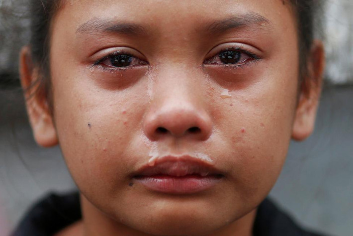 Kasandra Kate, 12 tuổi, bật khóc trong lễ tang của cha cô bé là Verigilio tại nghĩa trang công cộng Navotas ở thủ đô Manila, Philippines. Được biết, cha của Kate từng sử dụng ma túy nhưng đã từ bỏ sau khi ông Rodrigo Duterte đắc cử Tổng thống Philippines. Verigilio đã bị các tay súng bịt mặt bắn chết tại nhà riêng hôm 27/9.