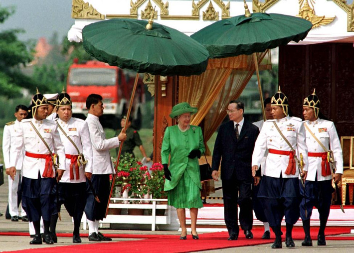 Nhà vua Bhumibol Adulyadej (phải) tiếp đón Nữ hoàng Anh Elizabeth II tại sân bây quân sự Bangkok ngày 28/10/1996.