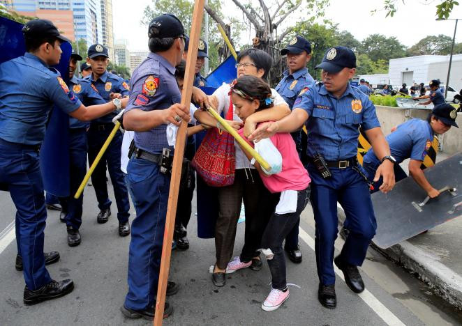 Cảnh sát Philippines bắt giữ một người biểu tình. Ảnh: Reuters.