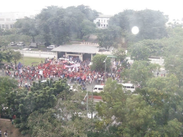 Hình ảnh cuộc biểu tình bên ngoài Đại sứ quán Mỹ ở Manila hôm 19/10 nhìn từ trên cao. Ảnh: RT.