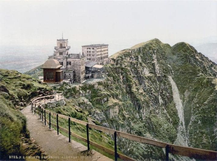 Khách sạn Lugano Monte Generoso tọa lạc giữa khung cảnh thiên nhiên hùng vĩ. Ảnh: Telegraph