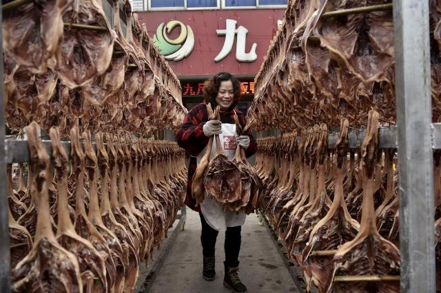 Giàn vịt xông khói bên ngoài một cửa hàng ở Pengzhou, Tứ Xuyên.