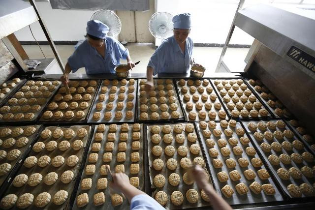 Chịu sức ép không hề nhỏ, ngành công nghiệp thực phẩm tại quốc gia cũng thường xuyên để xảy ra các vụ bê bối thực phẩm bẩn, với nhiều nhà máy không chấp hành các tiêu chuẩn an toàn thực phẩm. Ảnh: Bánh trung thu vừa ra lò ở một cơ sở làm bánh tại Thượng Hải.