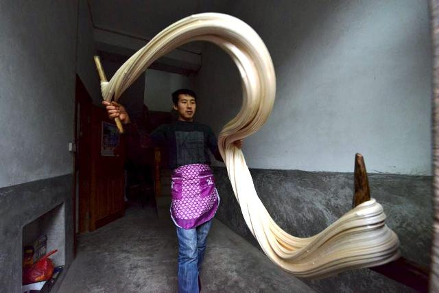 Một người đang làm món kẹo Matang truyền thống của người Trung Quốc.
