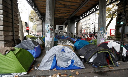 Số người tị nạn sống vạ vật trên đường phố Paris đã tăng ít nhất 1/3 kể từ hồi đầu tuần, trong đó có những di dân mới đến từ trại tị nạn Jungle ở thành phố Calais. Ảnh: Những túp lều trong khu trại của người tị nạn dưới ga tàu điện ngầm trên cao Jaures ở thủ đô Paris ngày 28/10.