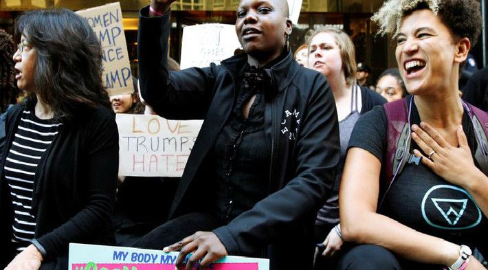 Những người phụ nữ tập trung trước Tháp Trump ở Manhattan, New York, để bày tỏ thái độ phản đối ứng viên Cộng hòa này hôm 18/10.