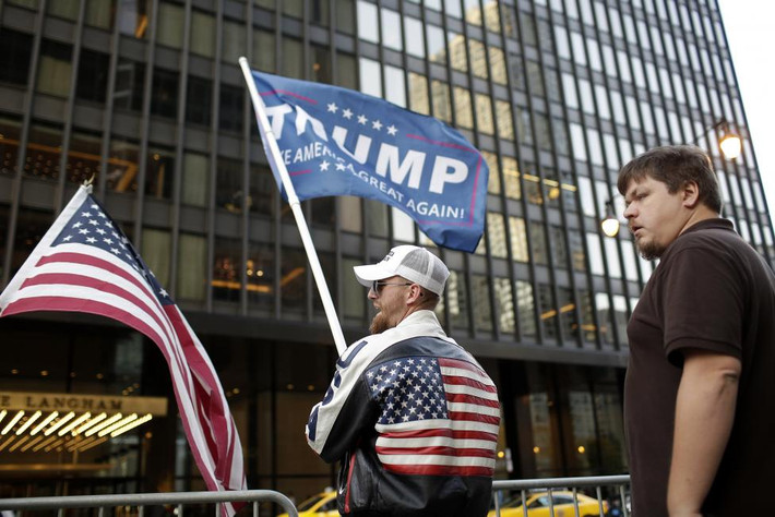 Nhóm người ủng hộ tỷ phú Trump “đối đầu” với những phụ nữ tham gia biểu tình phản đối vị ứng viên Cộng hòa này bên ngoài Khách sạn quốc tế Trump ở Chicago hôm 18/10.