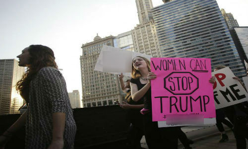 Những người phụ nữ biểu tình bên ngoài Khách sạn quốc tế Trump ở Chicago.