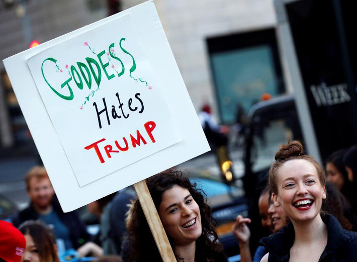 Biểu tình phản đối ông Trump ở Manhattan, New York.