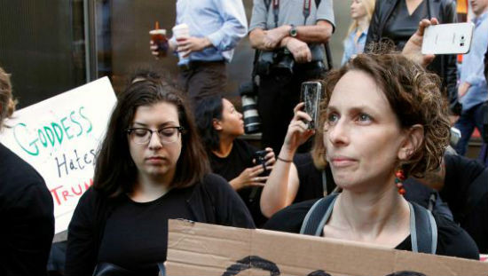Những người phụ nữ ngồi trước tòa Tháp Trump ở New York.