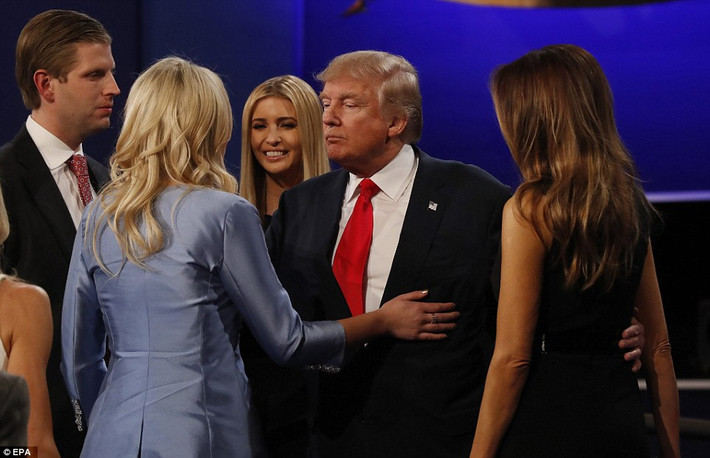 Tỷ phú Donald Trump trò chuyện với con gái, Tiffany, sau khi cuộc "đấu khẩu" kết thúc. Ảnh: EPA.