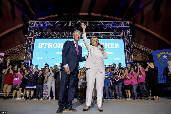 Cựu Ngoại trưởng Mỹ Clinton đứng cạnh chồng, cựu Tổng thống Mỹ Bill Clinton, phát biểu trước đám đông ở công viên Craig Ranch Regional tối 19/10. Ảnh: AP.
