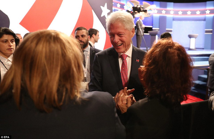 Cựu Tổng thống Mỹ Bill Clinton vui vẻ trò chuyện với những người ủng hộ vợ ông vào cuối buổi tranh luận vòng 3 Clinton-Trump. Ảnh: EPA.