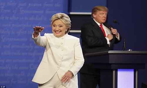 Cựu Ngoại trưởng Mỹ Hillary Clinton vẫy tay chào khán giả sau khi kết thúc cuộc “so găng” với tỷ phú Trump tối 19/10 (giờ Mỹ). Cả hai ứng viên rời khán đài mà không bắt tay nhau. Ảnh: AP.