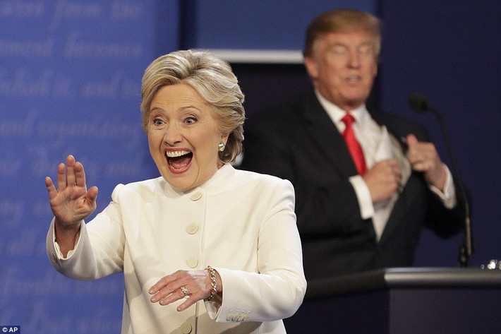 Theo kết quả thăm dò ngay sau tranh luận của CNN/ORC, ứng viên tổng thống của Đảng Dân chủ Hillary Clinton thắng "đối thủ" Donald Trump với tỷ số 52% trên 39%. Ảnh: AP.