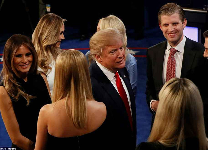 Các thành viên trong gia đình cố động viên an ủi ông Trump. Ảnh: Getty.
