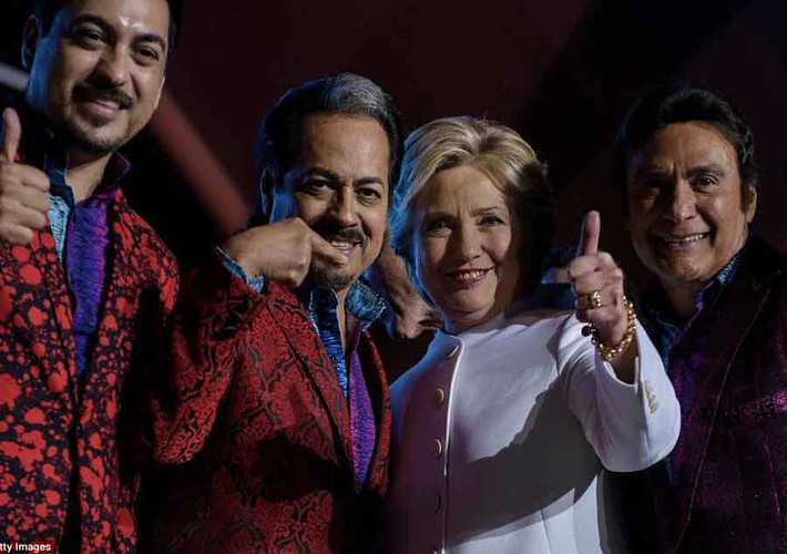 Bà Clinton phấn khích chụp ảnh cùng những người ủng hộ. Ảnh: Getty.
